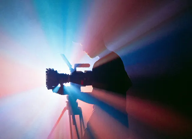 Caméra de cinéma face à un projecteur